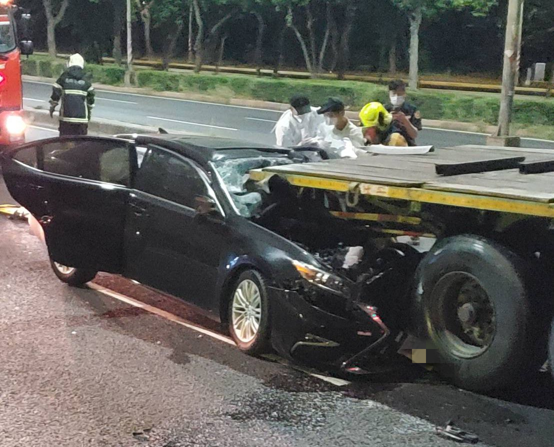 ▲高雄市小港區昨（21）晚8點多，一輛自小客車在沿海三路與中利街口，不明原因追撞在前方停等紅燈的拖曳車，拖曳車後車斗直直插破轎車的前擋風玻璃，轎車車頭幾乎全毀，駕駛也受困車內。（圖／翻攝畫面）