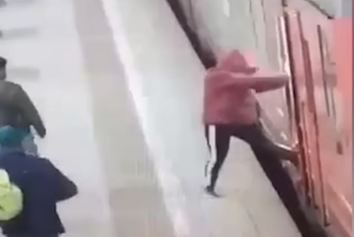 ▲俄羅斯莫斯科18日發生婦女遭火車門夾住腳，一度被沿月台拖行的驚悚事故。（圖／翻攝自每日郵報）