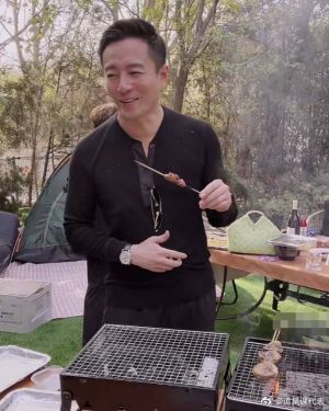 汪小菲 ▲汪小菲揪員工吃烤串,展現好老闆風範。(圖/翻攝微博)