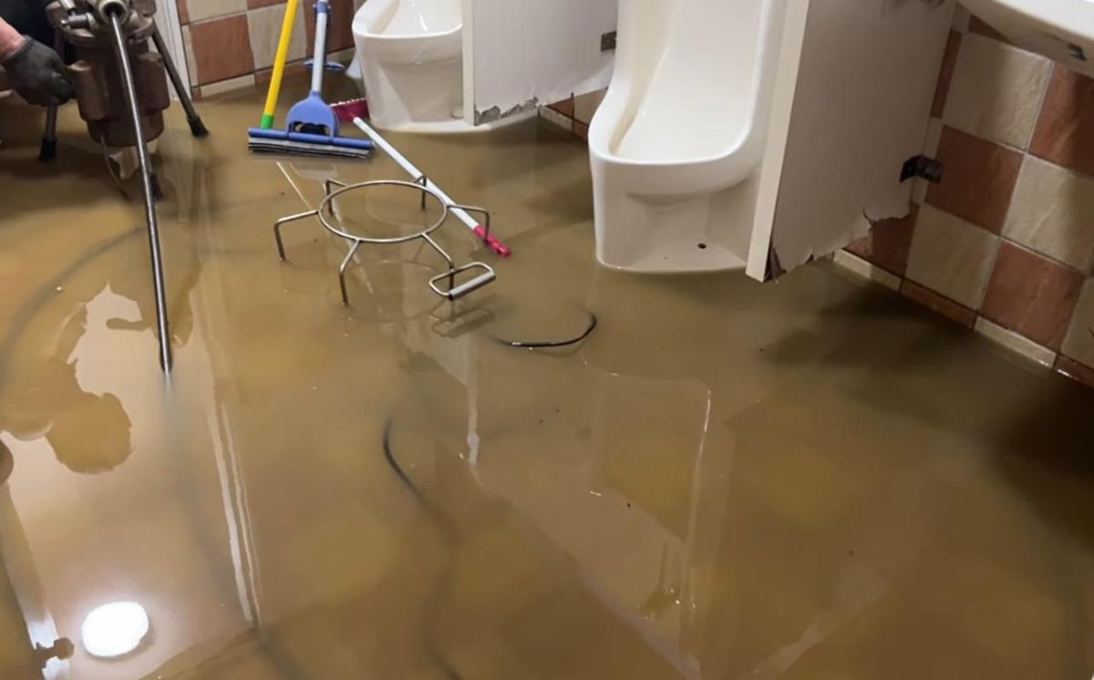 ▲網友控訴管委會委員明知水管阻塞，但因兒子要洗澡強行打開水塔，導致糞水倒灌。（圖／爆料公社臉書）