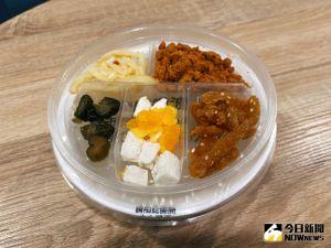 ▲白粥上層是小菜格,共有鹹蛋、辣筍絲、肉鬆、脆瓜、豆棗5種配菜。(圖/記者黃韻文攝) ▲白粥上層是小菜格,共有鹹蛋、辣筍絲、肉鬆、脆瓜、豆棗5種配菜。(圖/記者黃韻文攝)