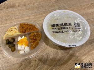 ▲加熱需先取下小菜,並撕開白粥封膜再微波,雖然麻煩了點,但也因此能「神還原」吃清粥小菜的感覺。(圖/記者黃韻文攝) ▲加熱需先取下小菜,並撕開白粥封膜再微波,雖然麻煩了點,但也因此能「神還原」吃清粥小菜的感覺。(圖/記者黃韻文攝)