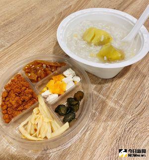 ▲實際開箱,白粥內還有兩塊大地瓜,有種意外之喜。配菜表現中規中矩,白粥喝來清甜,不過熬煮後的地瓜滋味稍嫌過淡。(圖/記者黃韻文攝) ▲實際開箱,白粥內還有兩塊大地瓜,有種意外之喜。配菜表現中規中矩,白粥喝來清甜,不過熬煮後的地瓜滋味稍嫌過淡。(圖/記者黃韻文攝)