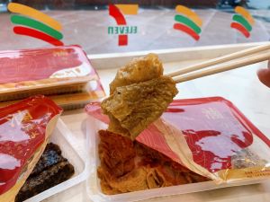 ▲7-ELEVEN近期也開賣兩款滷春水滷味:麻辣米血、麻辣豆皮,單盒99元,4月28日前嘗鮮價88元。(圖/民眾提供) ▲7-ELEVEN近期也開賣兩款滷春水滷味:麻辣米血、麻辣豆皮,單盒99元,4月28日前嘗鮮價88元。(圖/民眾提供)