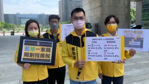 台中議會放寬囤房稅 時力批藍綠居住正義喊假的 ▲議會版的囤房稅,將市府版的持有戶數再「+1」,時力批評是在守護投資客的利益。(圖/時代力量台中黨部提供,2022.04.22)