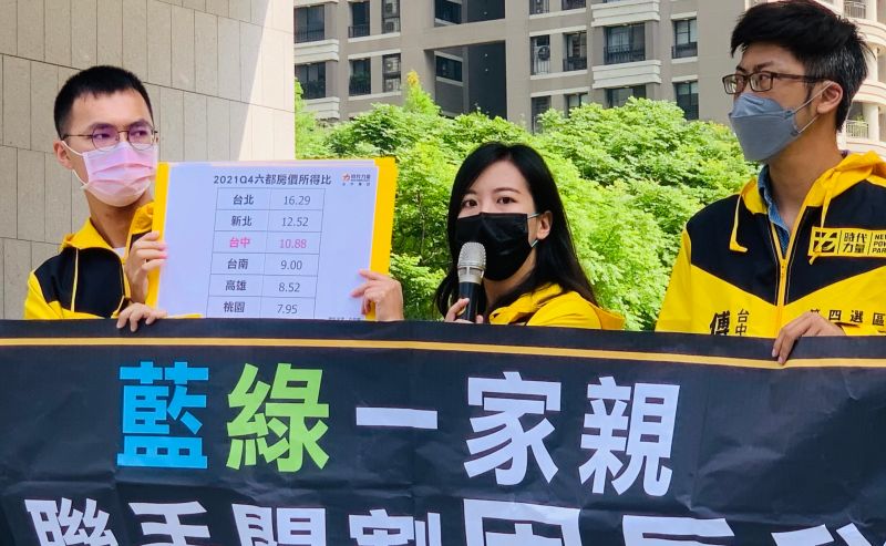 ▲吳佩芸指台中房價所得比在六都排名第3、平均薪資最低,一般市民要不吃不喝近11年才買得起房。(圖/記者顏幸如攝,2022.04.22)