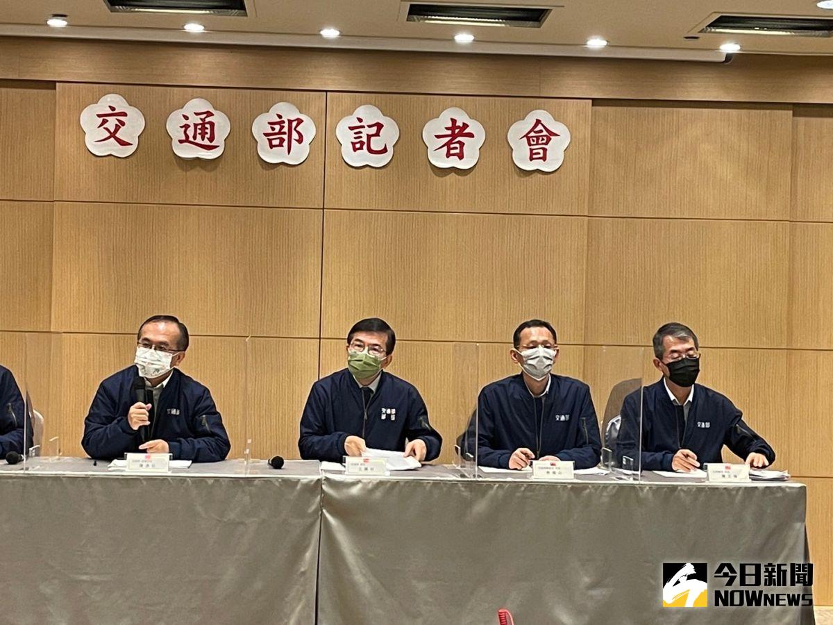 ▲交通部長王國材（左二）今（22）日對外公布五一交通應變計畫，包含高鐵、國道客運、公路及市區客運等備疏運運能，另外也祭出「類火車」疏運措施因應。（圖／記者黃仁杰攝,2022.04.22）