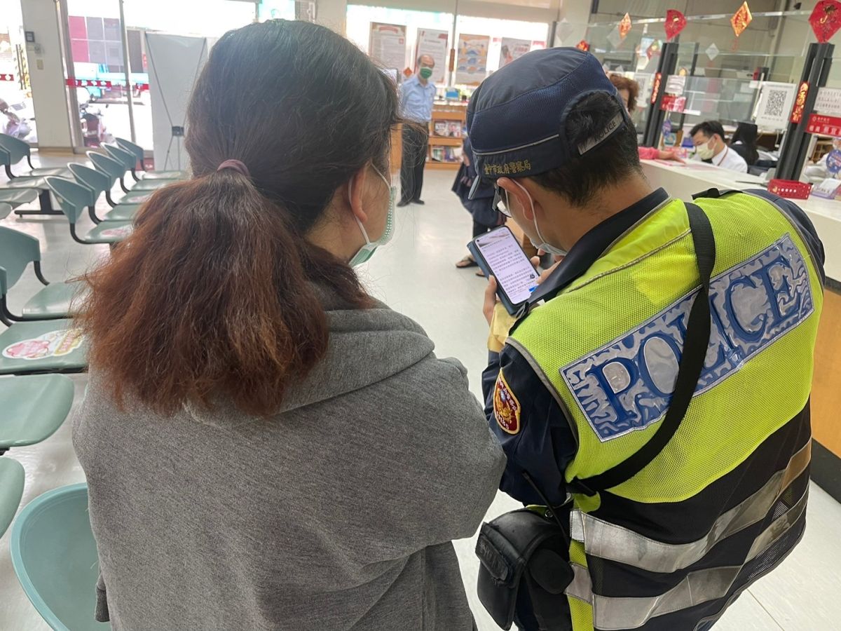 ▲中年婦女，將筆現金匯款給她的哥哥，當地轄區派出所前來協助，即時解除一場騙財危機(圖／警方提供2022.4. 22)