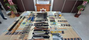▲這波掃黑行動中總計查獲衝鋒槍1把、改造長槍3把、短槍19把、各式刀械34把、子彈436顆等大批證物。(圖/記者郭凱杰翻攝) ▲這波掃黑行動中總計查獲衝鋒槍1把、改造長槍3把、短槍19把、各式刀械34把、子彈436顆等大批證物。(圖/記者郭凱杰翻攝)