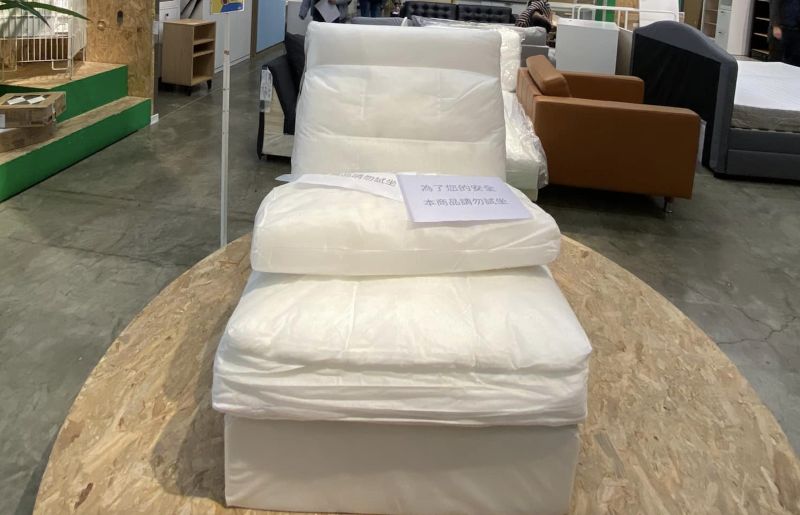 ▲一名網友近日在逛IKEA新莊店時發現，一組原價5500元的單人沙發，打折後竟只要銅板價10元。（圖／翻攝自臉書「爆廢公社二館」）
