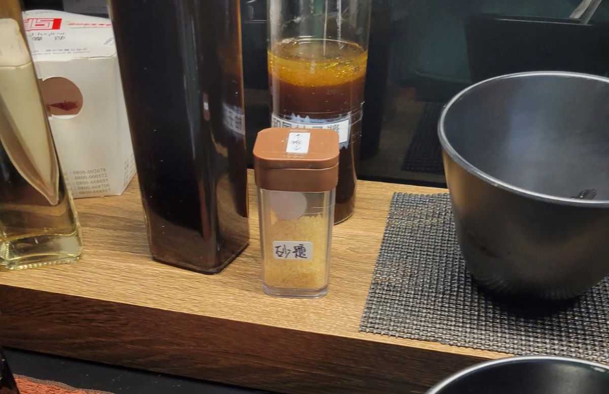 ▲有女網友好奇詢問「為什麼火鍋店的醬料區會有砂糖？」而引來內行曝光2神功能。（圖／翻攝爆廢公社臉書）