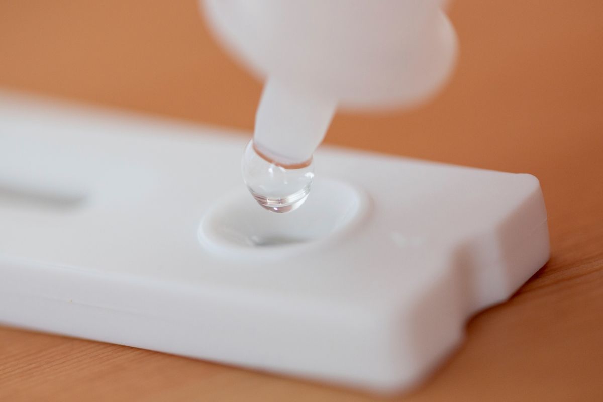 ▲中國近日大幅放鬆COVID-19疫情防控，民眾回顧這3年抗疫歷程，認為去年8、9月輿論對「與病毒共存論」的批判與對專家張文宏的人身攻擊是一個轉折，導致中國錯失近一年的時間準備應對。示意圖。（圖／美聯社／達志影像）