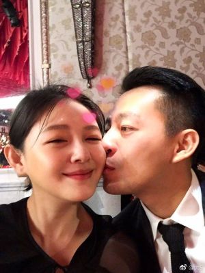▲汪小菲(右)吻大S、與小S互動的畫面已成追憶。(圖/大S微博) ▲汪小菲(右)吻大S、與小S互動的畫面已成追憶。(圖/大S微博)