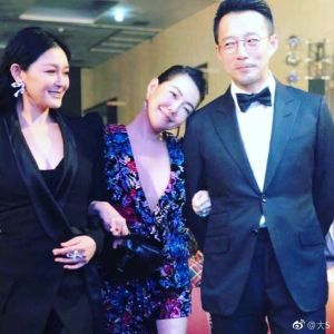 ▲▼汪小菲(右)吻大S、與小S互動的畫面已成追憶。(圖/大S微博) ▲▼汪小菲(右)吻大S、與小S互動的畫面已成追憶。(圖/大S微博)