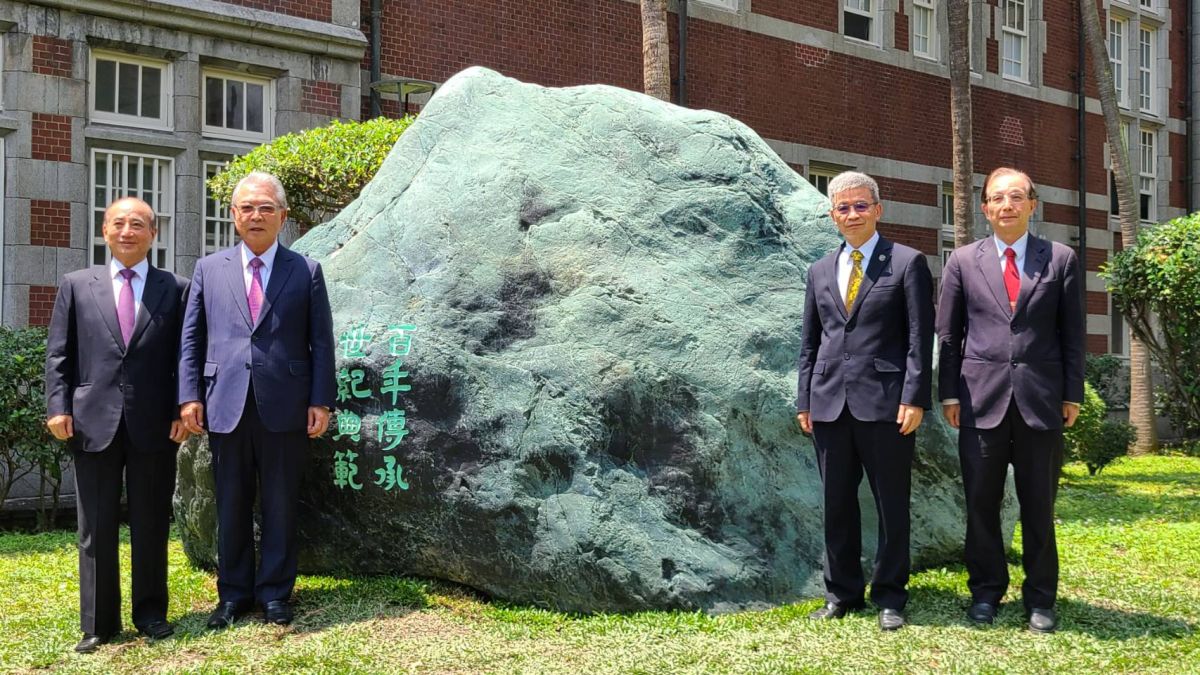 ▲台師大迎百年，校友總會今（22）日捐贈紀念勒石，左起名譽理事王金平、理事長許勝雄、校長吳正己、常務理事吳清基在勒石前合影。（圖／記者李琦瑋攝，2022.04.22）