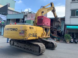 台中市最後的「濕樂園」 拆了! ▲台中市政府今日上午將福音街私娼寮全面拆除(圖/記者鄧力軍翻攝)