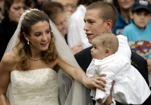 ▲特西王妃、路易斯王子與長子加布里埃爾在婚禮上合影。（圖／美聯社／達志影像）