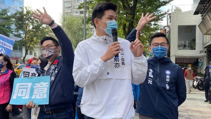 ▲（左起）田方倫、陳俞亦、詹為元等人，在去年反萊豬公投時，也曾經在同場街講活動中出席並且同框合照。（圖／翻攝臉書）