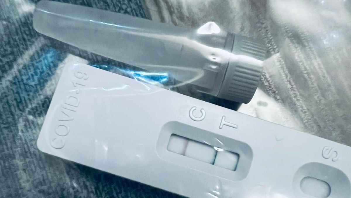 ▲國內本土新冠肺炎確診數急速攀升，各地方政府衛生單位開立確診證明或居家隔離通知單的處理量能受到嚴重考驗，導致開立證明文件所需作業期間加長，民眾擔心沒馬上拿到相關證明文件，防疫險恐無法獲得理賠？對此，產險公會今（4）日提出3點說明。（圖／民眾提供）