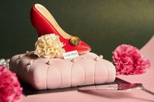 ▲台南晶英酒店推出母親節特製蛋糕之一「粉嫩絲絨高跟鞋」，紅鞋外型象徵母親優美的身影（圖／台南晶英酒店提供）