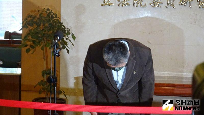 ▲前花東防衛指揮部少將參謀長韓豫平獲總統蔡英文特赦。韓豫平現身立法院舉行記者會,並鞠躬向蔡總統等各方致意。(圖/記者呂炯昌攝,2022.04.22)