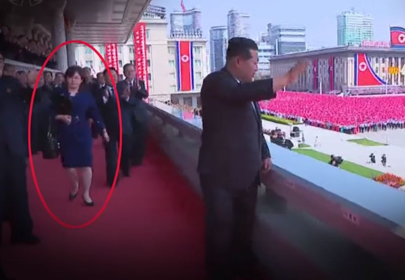 ▲北韓領導人金正恩15日在平壤出席閱兵活動，身邊出現一名身著套裝的神秘女子。（圖／翻攝自朝鮮中央電視台）