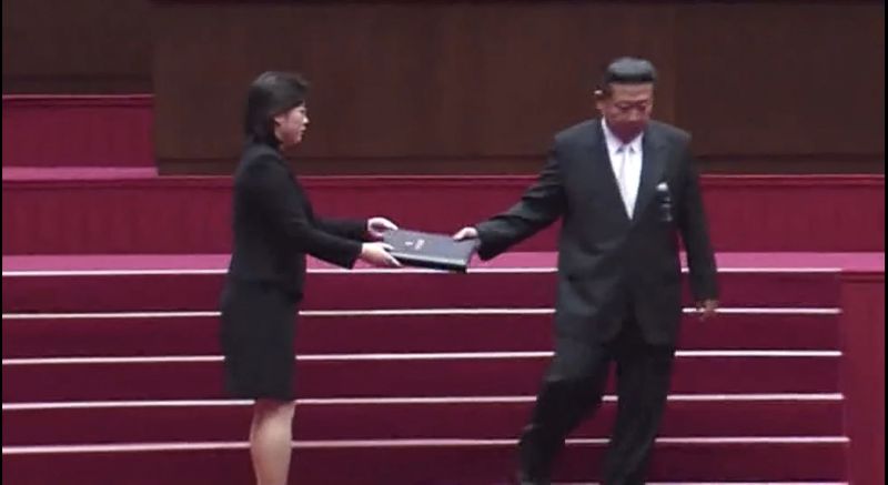 ▲金正恩2月份在一場大型政治集會上，接過一名女子遞交的演講稿。（圖／翻攝自韓聯社）