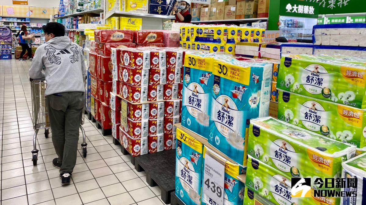 ▲本土疫情升溫，民眾採買相關物資備用，根據電商業者統計，近期保久乳銷售力道更勝衛生紙， 成為「居家三寶」之一。（圖／記者黃韻文攝）