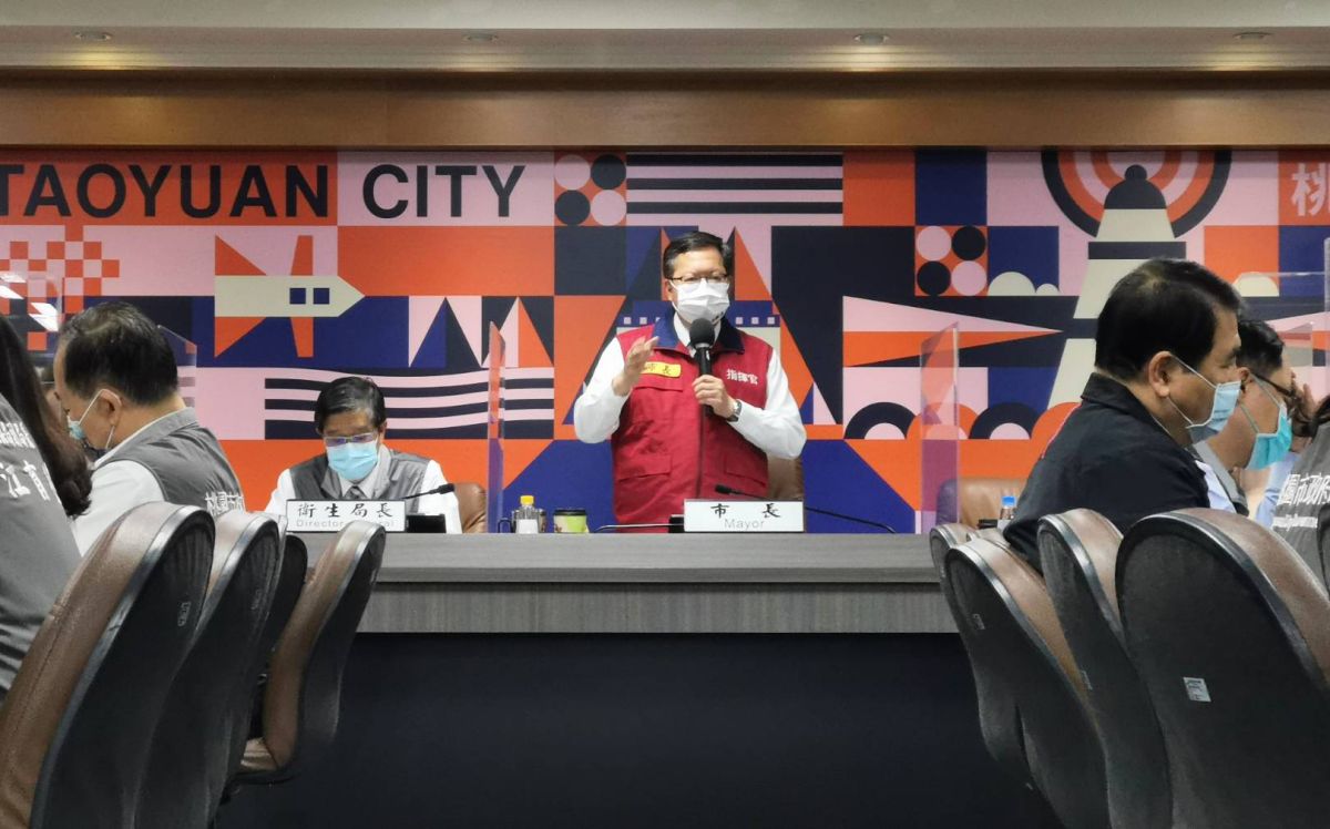 ▲鄭文燦指出，和碩聯合科技廠移工群聚，明天預估將再增400人確診。（圖／桃園市政府提供）