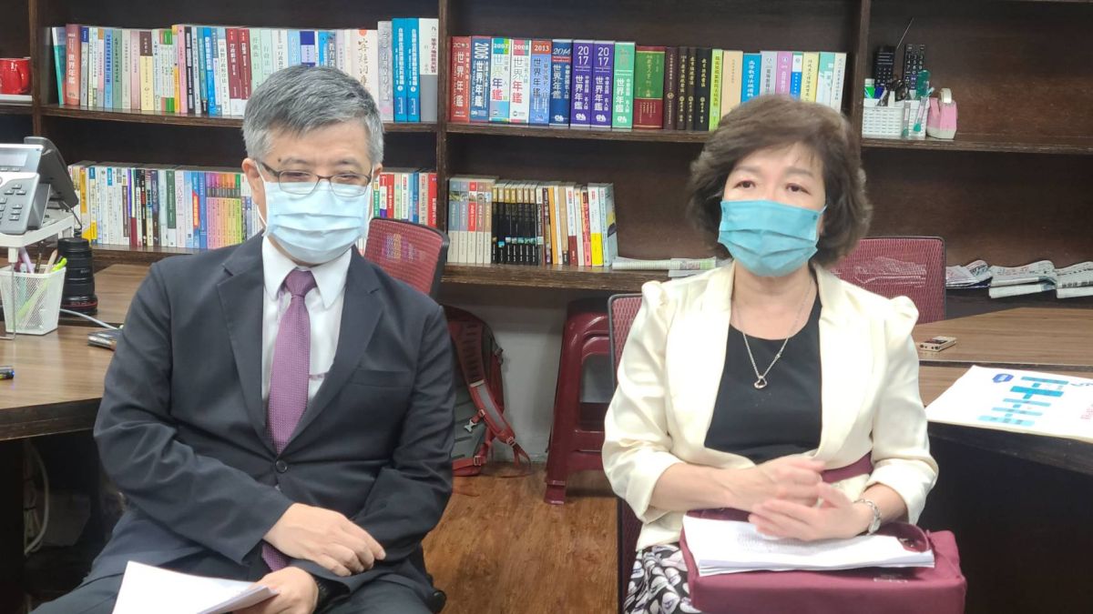 ▲延宕5年的《私校退場條例》今（22）日三讀通過，教育部次長劉孟奇（左）、技職司長楊玉惠（右）在教育部說明法案內容。（圖／記者李琦瑋攝，2022.04.22）