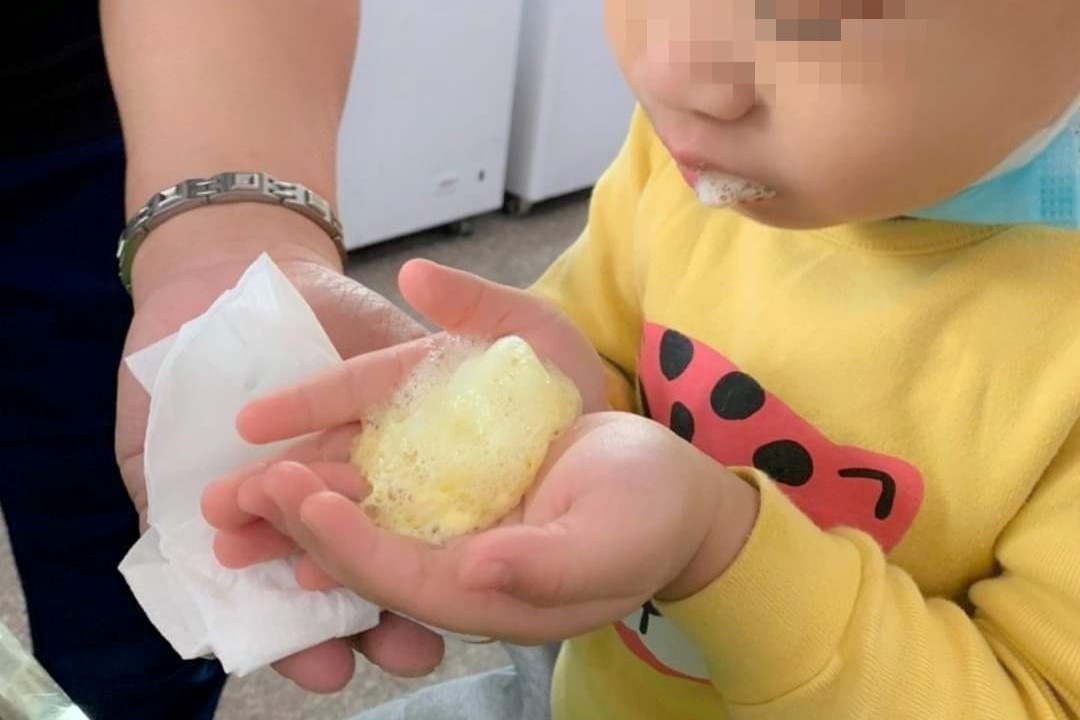 ▲小朋友上課途中口吐泡泡，嚇壞老師及家長。（圖／取自《爆廢公社》）