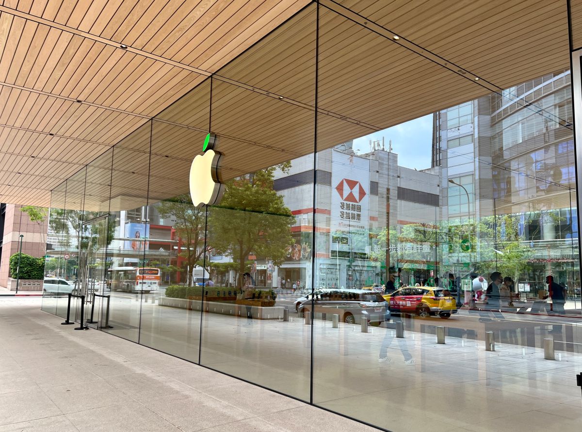 ▲蘋果在發表會上總會大力吹噓自家新功能，但並非每樣都能打中用戶，像是iPhone 16加入的相機控制按鍵，用起來卡卡，讓使用率相對低，甚至忘記該按鍵的存在。(圖／記者周淑萍攝)