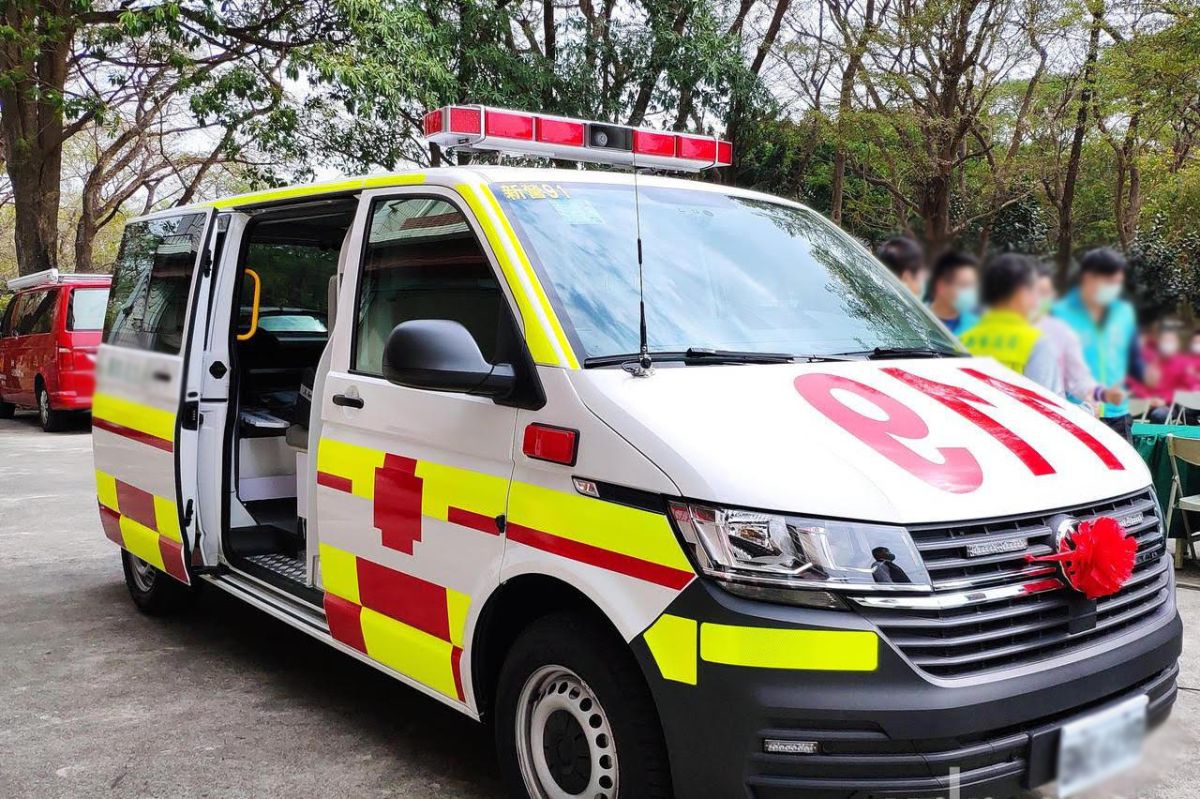 ▲救護車會將車頭上的文字，特意印成相反。（圖／取自《急診柯南．翁梓華醫師》FB）