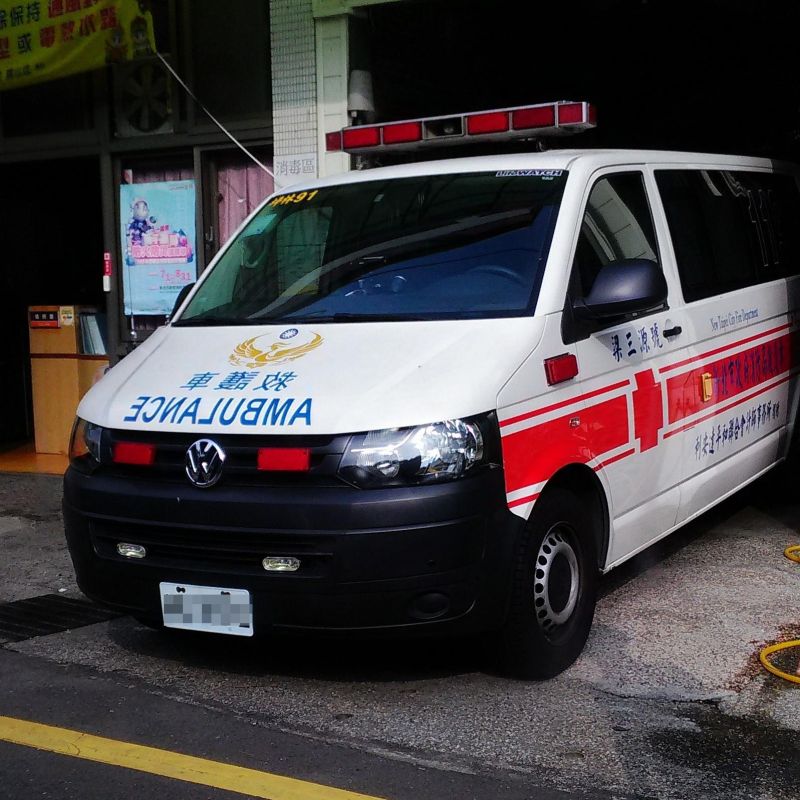 ▲無論是119、AMBULANCE或是救護車，都會變成反過來的字樣。（圖／取自《急診柯南．翁梓華醫師》FB）