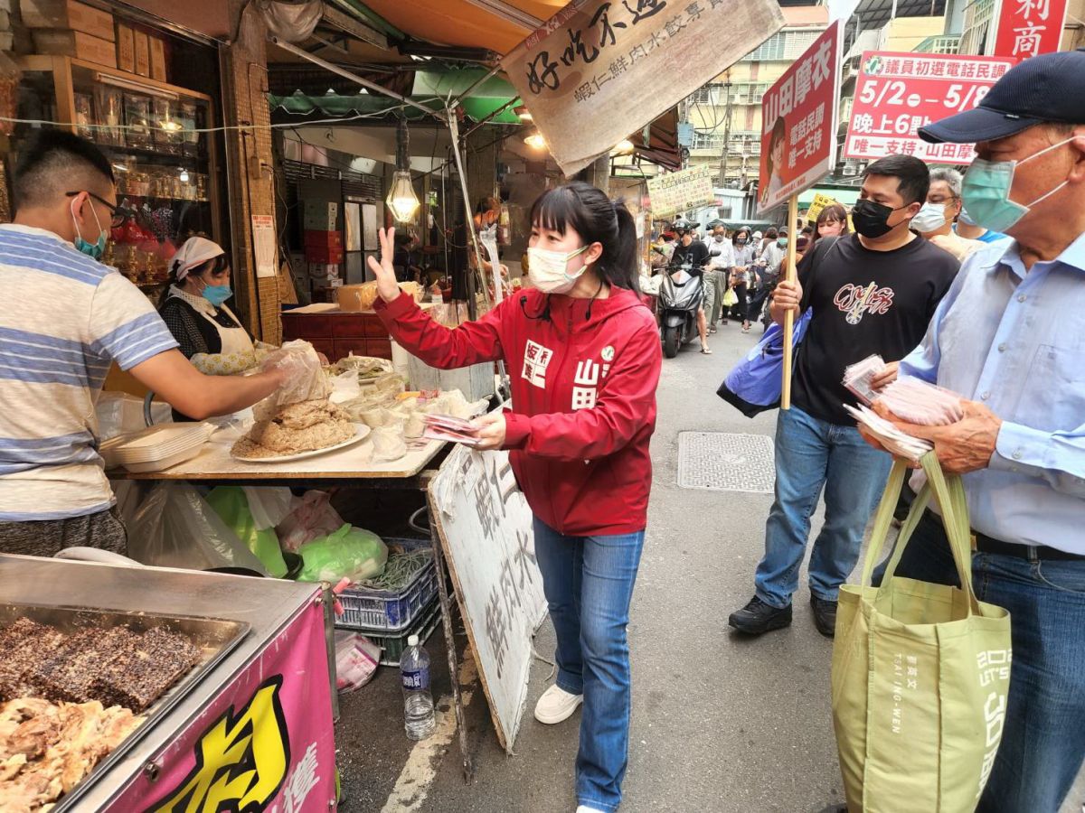 ▲爭取新北市板橋區議員提名的山田摩衣，今（22）日下午前往板橋區的重慶市場掃街拜票。（圖／山田摩衣提供）