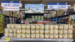 ▲泡麵、罐頭銷售額較去年同期增加逾3成，玉米罐頭幾乎是媽媽們幫小孩準備三餐的強大幫手。（圖／家樂福提供）