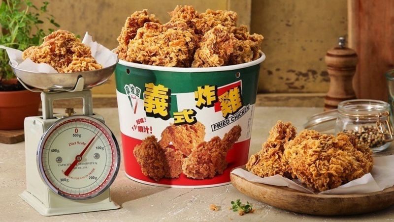 ▲拿坡里日前公開「1公斤腿排桶」,產品照片中的炸雞份量看起來相當驚人,《NOWnews今日新聞》實際開箱。(圖/業者提供)
