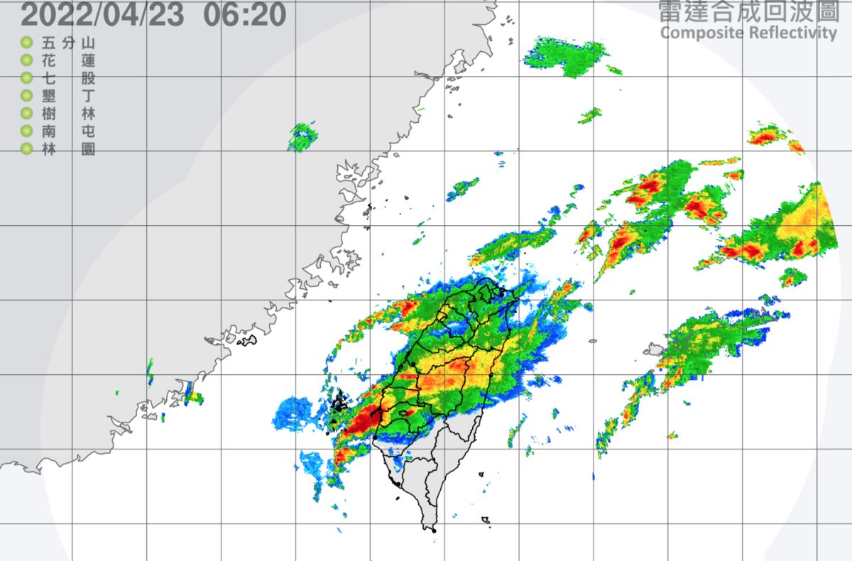 ▲中央氣象局表示，今（23）日受到南風影響，各地溫暖潮濕，西半部高溫可達31、32度，大氣暖濕不穩定，各地都有短暫陣雨或雷雨發生的機率。（圖／中央氣象局）