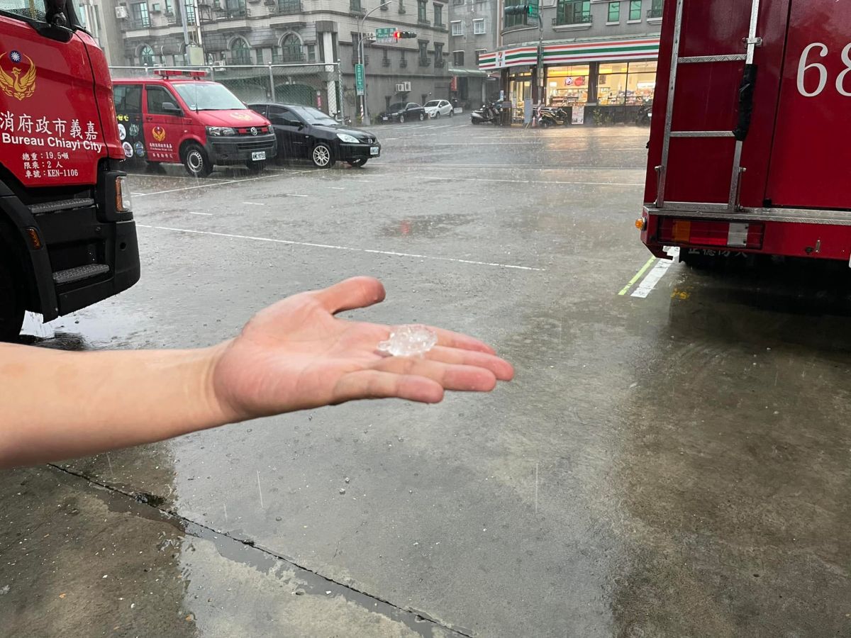 ▲中央氣象局今（23）晨發佈大雷雨即時訊息，嘉義市區多處地區民眾回報降下冰雹。（圖／翻攝自嘉義市政府消防局湖內分隊臉書）