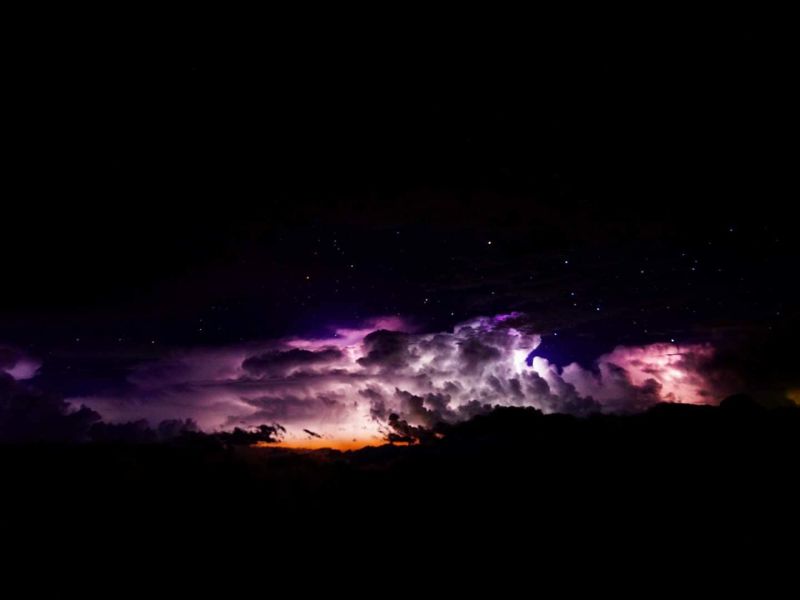 ▲玉山氣象站拍下絕美「雷雨胞」，讓網友讚嘆連連。（圖／翻攝自鄭明典臉書）