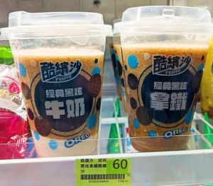 ▲經典酷繽沙改版後直接分為牛奶/拿鐵,網友認為改成底層白色的奶粉製品後,無法和注入新鮮牛奶的口感相比。(圖/取自批踢踢) ▲經典酷繽沙改版後直接分為牛奶/拿鐵,網友認為改成底層白色的奶粉製品後,無法和注入新鮮牛奶的口感相比。(圖/取自批踢踢)