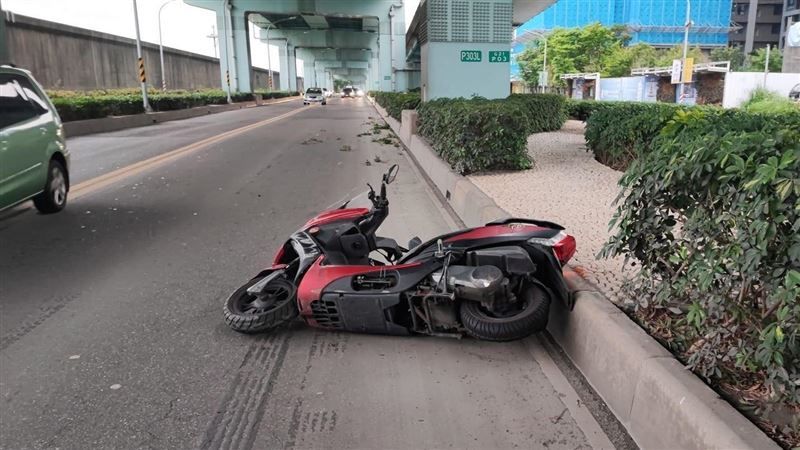 板橋死亡車禍！重機騎士自撞分隔島噴飛　送醫搶救不治
