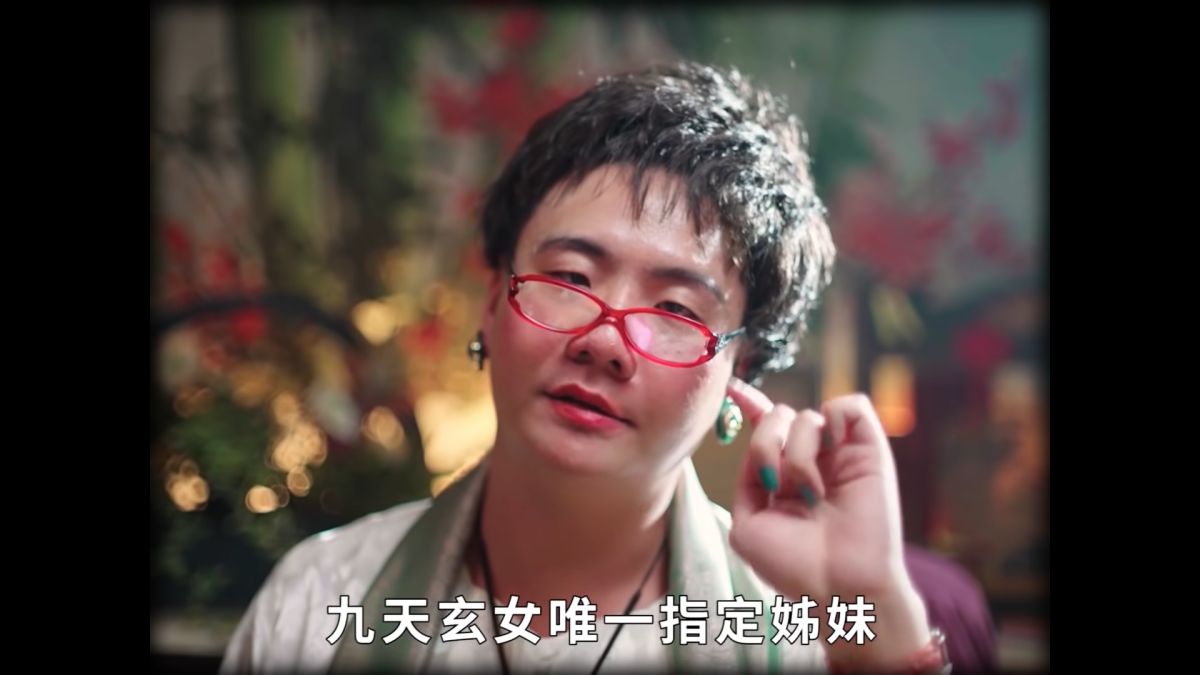 ▲網紅阿翰憑藉算命阿姨「廖麗芳」一角於全台爆紅，但有粉絲觀看影片時，意外因「1鏡頭」出戲，驚喊「看3次才發現！」（圖／翻攝阿翰po影片YouTube）