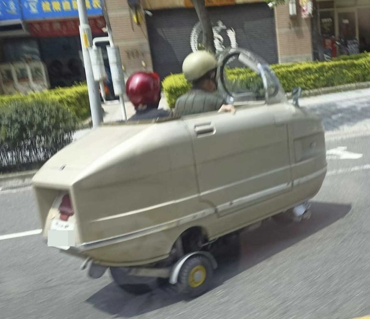 ▲近日一名網友分享自己行經在新北市淡水區的一條街道時，發現一名阿公正駕駛一台怪異車輛，引發熱議。（圖/重機車友各區路況、天氣回報中心）