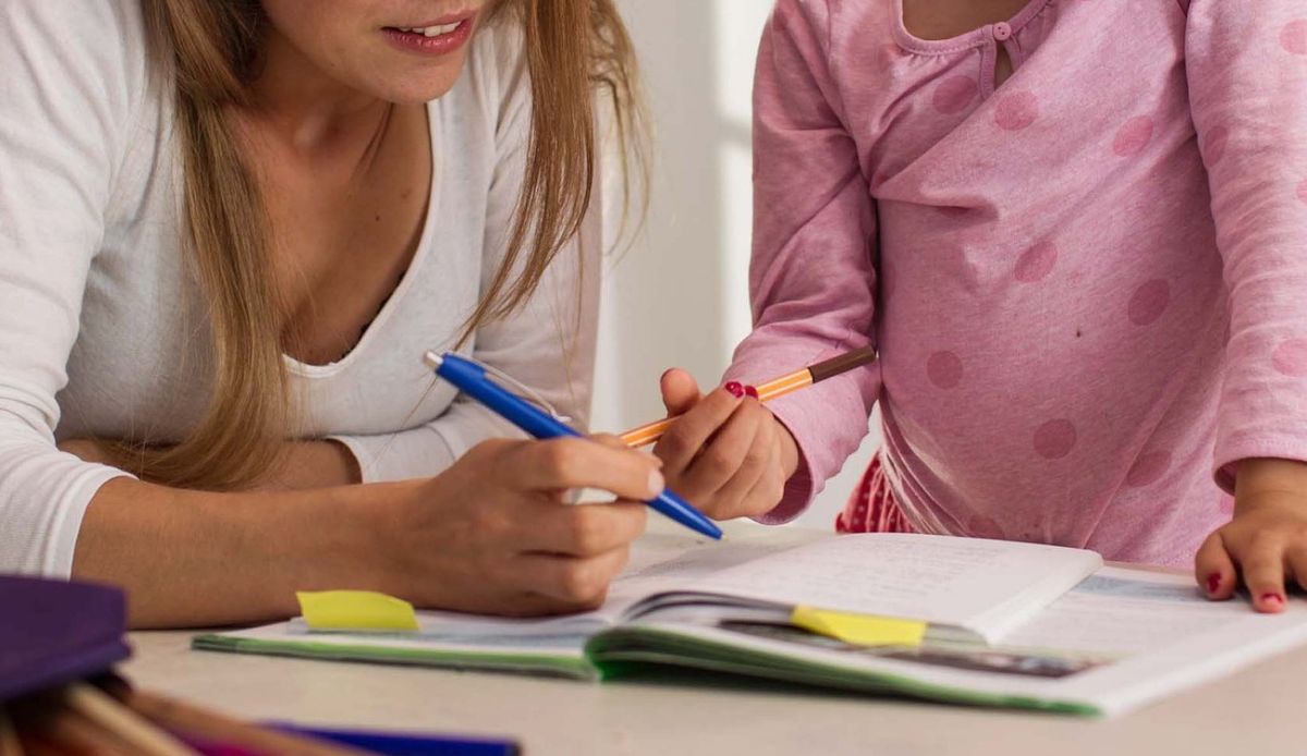 ▲為了孩子的學習成效，許多家長常會跟著一起做功課、複習考題，並希望能藉此拉近與孩子的距離。（示意圖／取自pixabay）