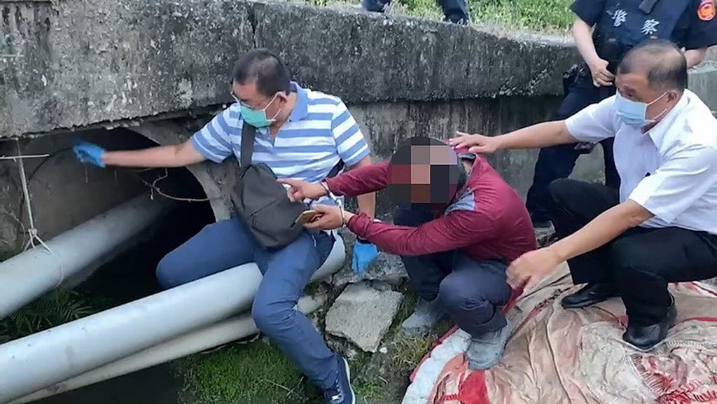 ▲雲林斗六石榴班混凝土廠22日下午傳出槍響，警方出動快打警力當場逮捕開槍的吳姓犯嫌（中），在附近產業道路旁水溝涵洞取出丟棄做案用改造手槍及彈匣。（圖／警方提供 中央社記者蔡智明傳真 111年4月23日）