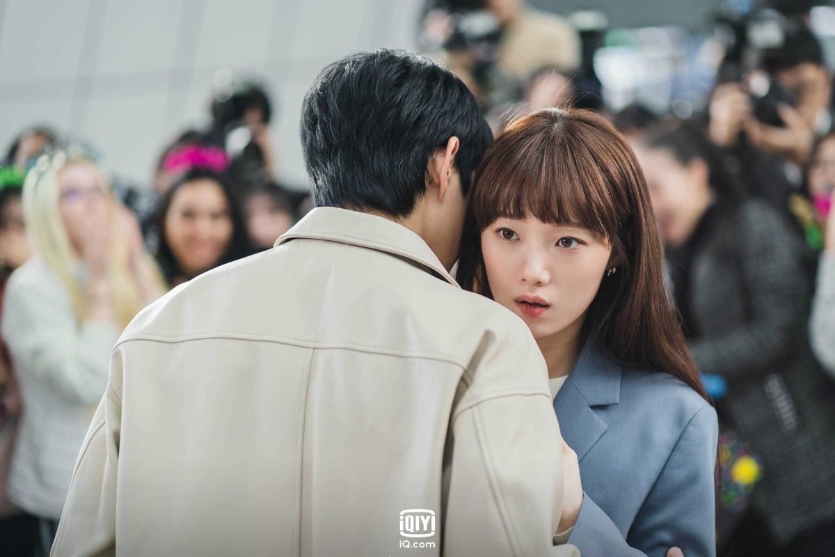 ▲劇中，飾演大咖明星經紀人的李聖經（右）被金永大威脅警告。（圖／愛奇藝國際站）