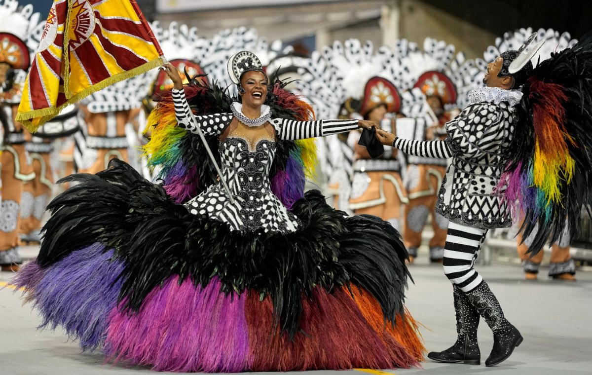 ▲巴西里約燦爛的嘉年華會，在著名的森巴學校舞者遊行下登場，也是COVID-19疫情肆虐巴西以來的首次嘉年華，象徵當地重新邁向正常生活。（圖／美聯社／達志影像）