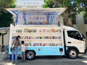 ▲高市圖結合民間力量打造戶外行動書車，推動沒有圍牆的圖書館，營造行動借閱風氣。（圖／高市圖提供）