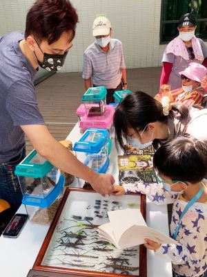 ▲除了五輛書車至四間分館停駐之外，四間分館還有多種不一樣的活動，讓讀者走出戶外，共享「世界閱讀日」魅力。（圖／高市圖提供）